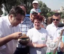 Михайло Саакашвілі скуштував суп харчо у Містечку майбутнього Михайло Саакашвілі скуштував суп харчо у Містечку майбутнього